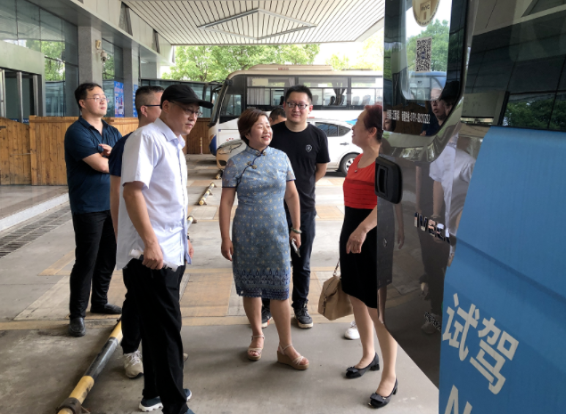 萬建紅對依維柯新車型進(jìn)行現(xiàn)場考察