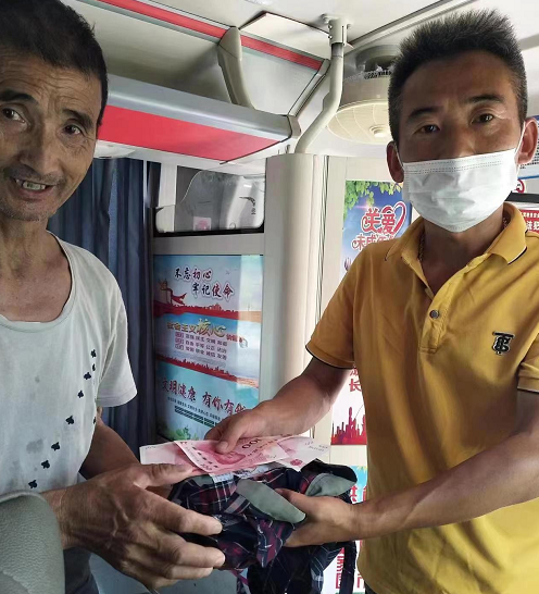 暖新聞 || 景德鎮(zhèn)長(zhǎng)運(yùn):公交駕駛員拾金不昧品格高