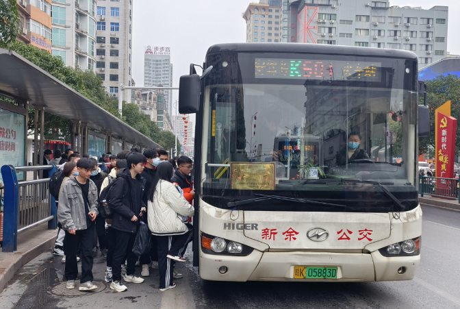 新余公交:現(xiàn)場緊急調(diào)配運(yùn)力 確保學(xué)生有序返校