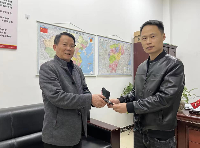 鄱陽長運:拾金不昧暖人心,乘客致謝送錦旗