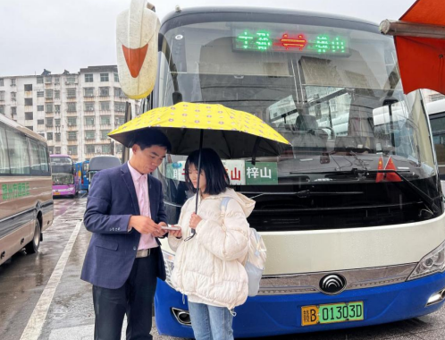 贛州方通:乘客粗心落手機(jī) 駕駛員撿后速歸還