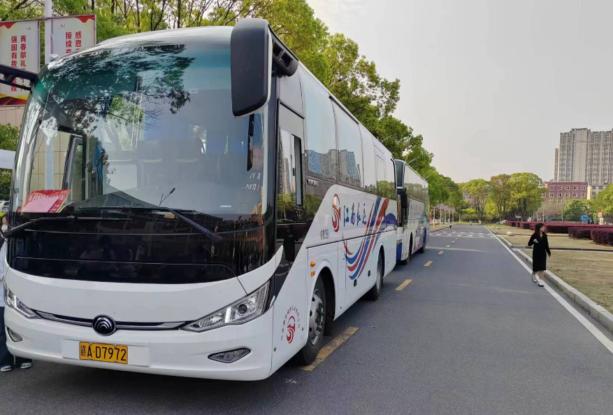 都市城際公交:暢行護(hù)航 客運(yùn)包車忙