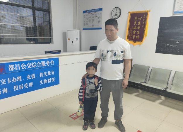 九江長(zhǎng)運(yùn):小學(xué)生坐錯(cuò)站 工作人員助他回家