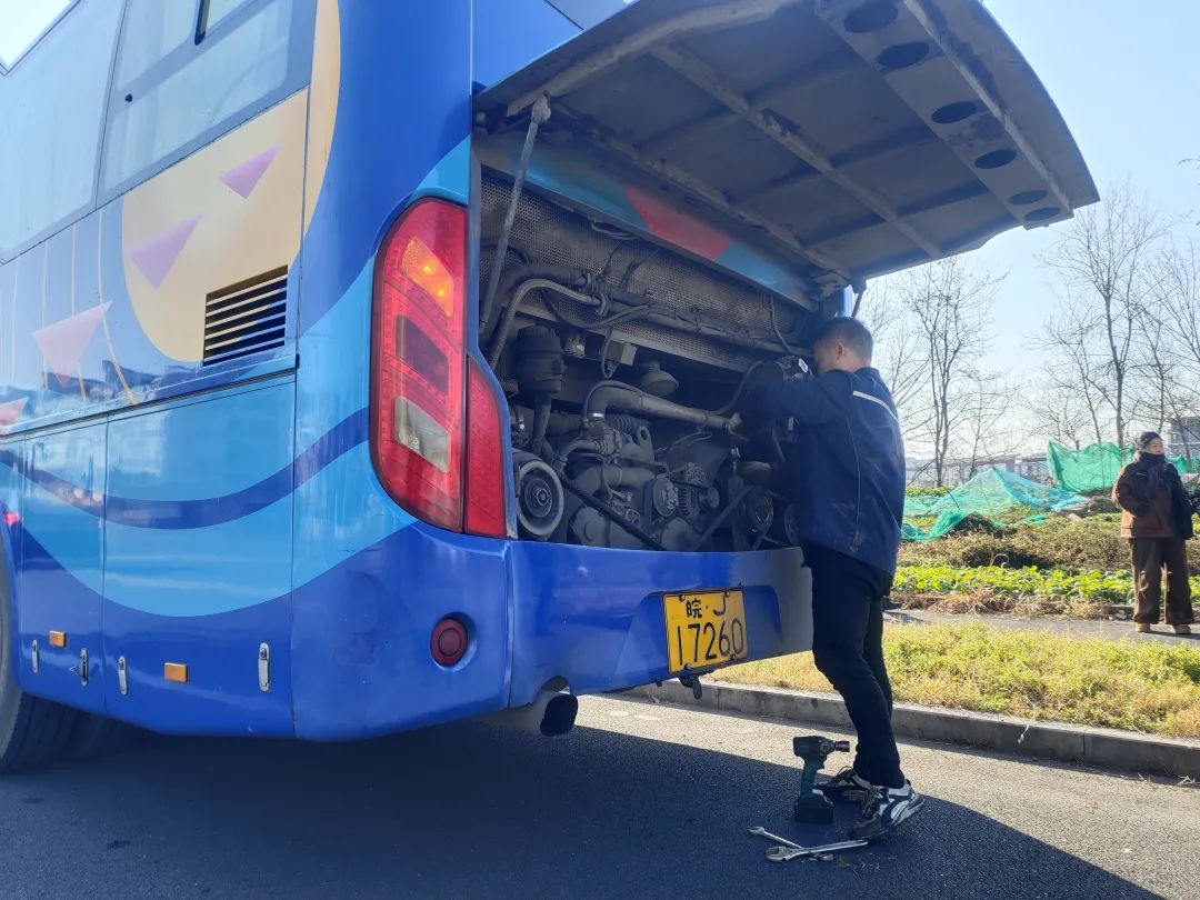 黃山長(zhǎng)運(yùn):開(kāi)展車輛突發(fā)機(jī)件故障應(yīng)急演練