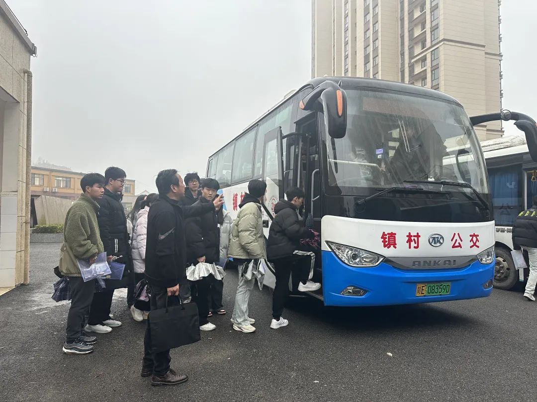 上饒汽運:你雨中迎考 我擺渡護航