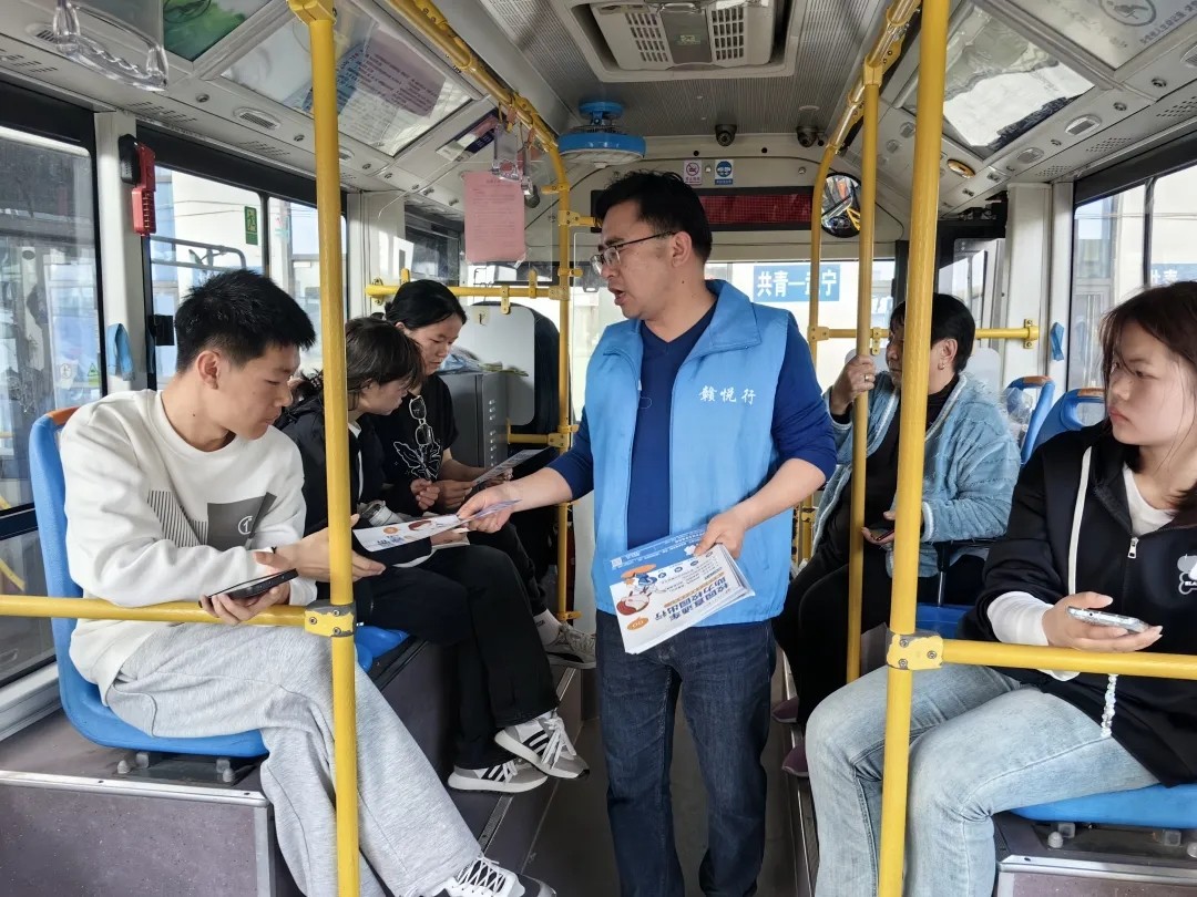 九江長(zhǎng)運(yùn):共青校園直通車助力“清明”出行