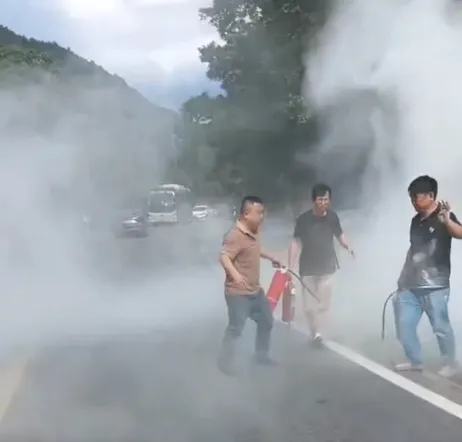 萍鄉(xiāng)長運:小轎車撞入路溝起火 駕駛員秒變“救火衛(wèi)士”