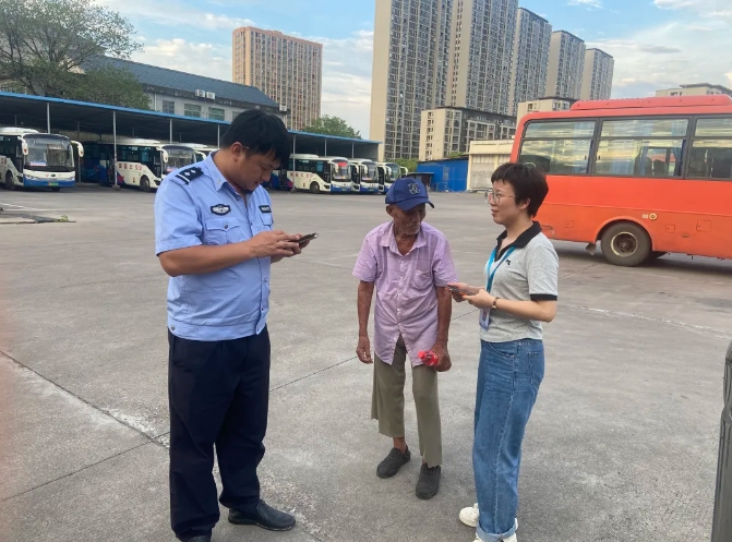 撫州長運(yùn):失憶老人迷方向 車站助其找親人