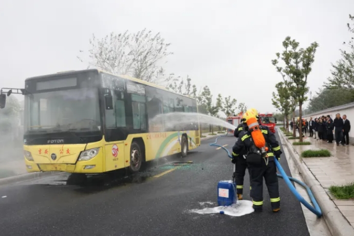 吉安公司:開展公交車應(yīng)急逃生滅火救援實戰(zhàn)演練活動